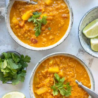 Rezept für Rote Linsensuppe mit Kokosmilch, Curry, Koriander und Kartoffeln