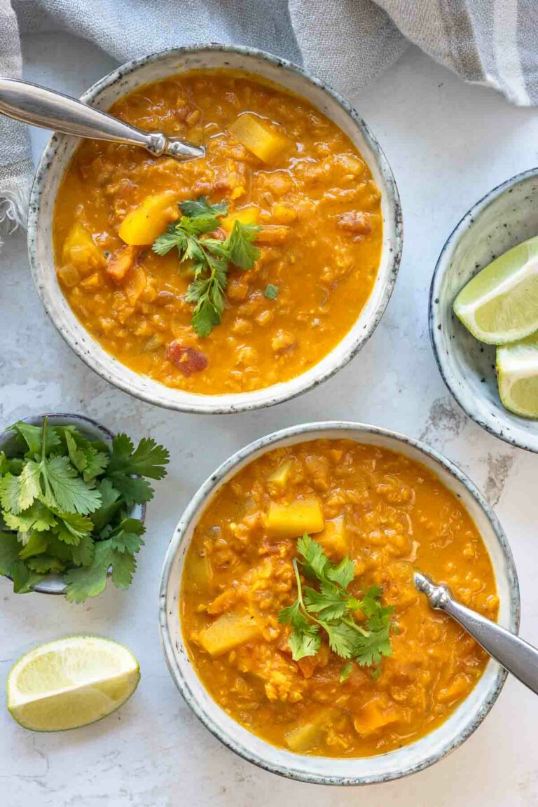 Rezept für Rote Linsensuppe mit Kokosmilch, Curry, Koriander und Kartoffeln