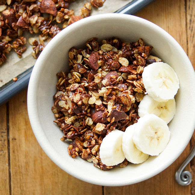 Knuspriges Gerste Granola mit Mandeln und dunkler Schokolade Rezept, Selbsgemachtes Knuspermüsli, vegan