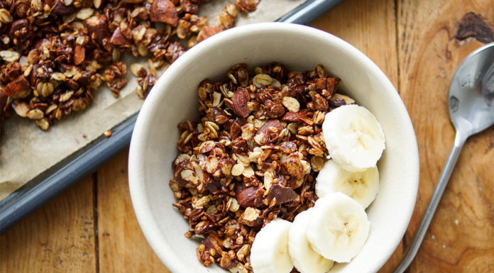 Knuspriges Gerste Granola mit Mandeln und dunkler Schokolade Rezept, Selbsgemachtes Knuspermüsli, vegan