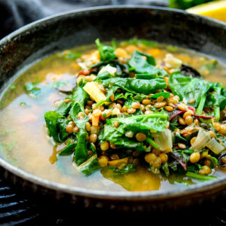 Linsensuppe mit Spinat, Mangold, Möhren und Steinpilz, Ein einfaches Rezept, vegan, vegetarisch Essen
