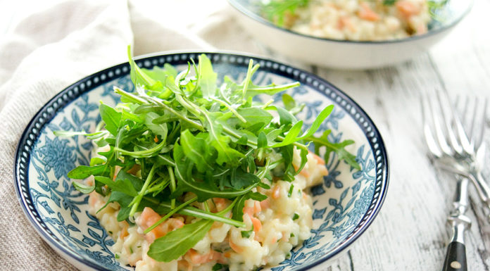 Lachs-Risotto mit Zitrone, Crème Fraîche und Rucola Rezept