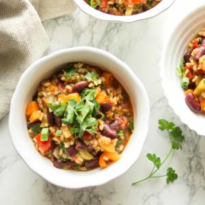 Traditionelles kreolisches Gemüse Jambalaya (Reiseintopf) mit Kidney Bohnen