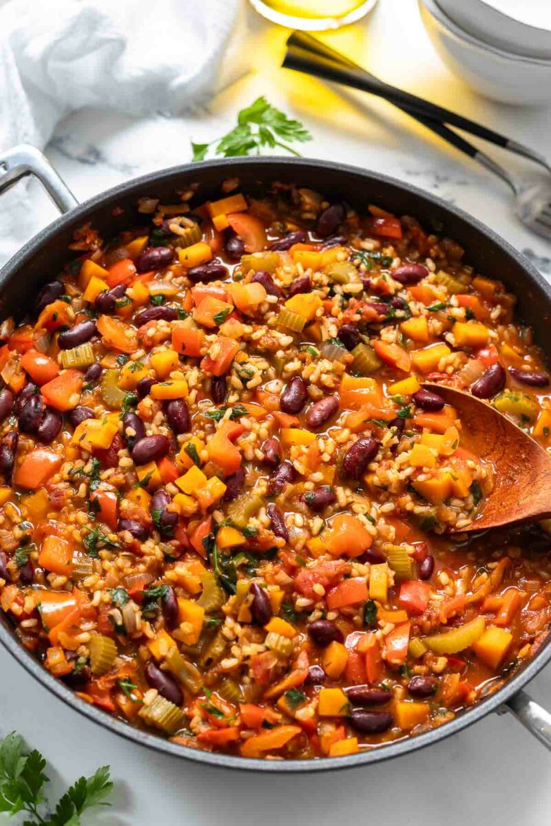 traditionelles kreolisches Gemüse Jambalaya (Reiseintopf) mit Kidney Bohnen in der Pfanne