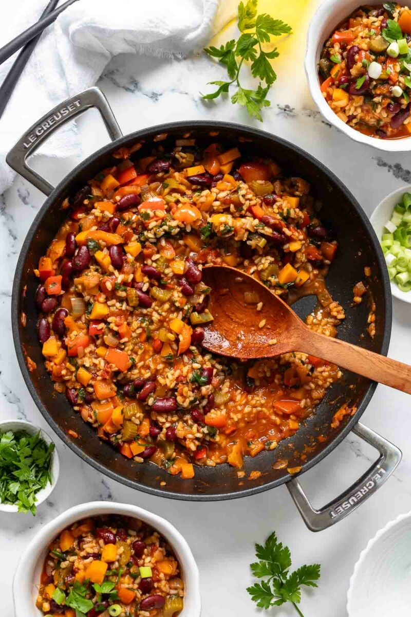 traditionelles kreolisches Gemüse Jambalaya (Reiseintopf) mit Kidney Bohnen in der Pfanne und serviert in Schüssel