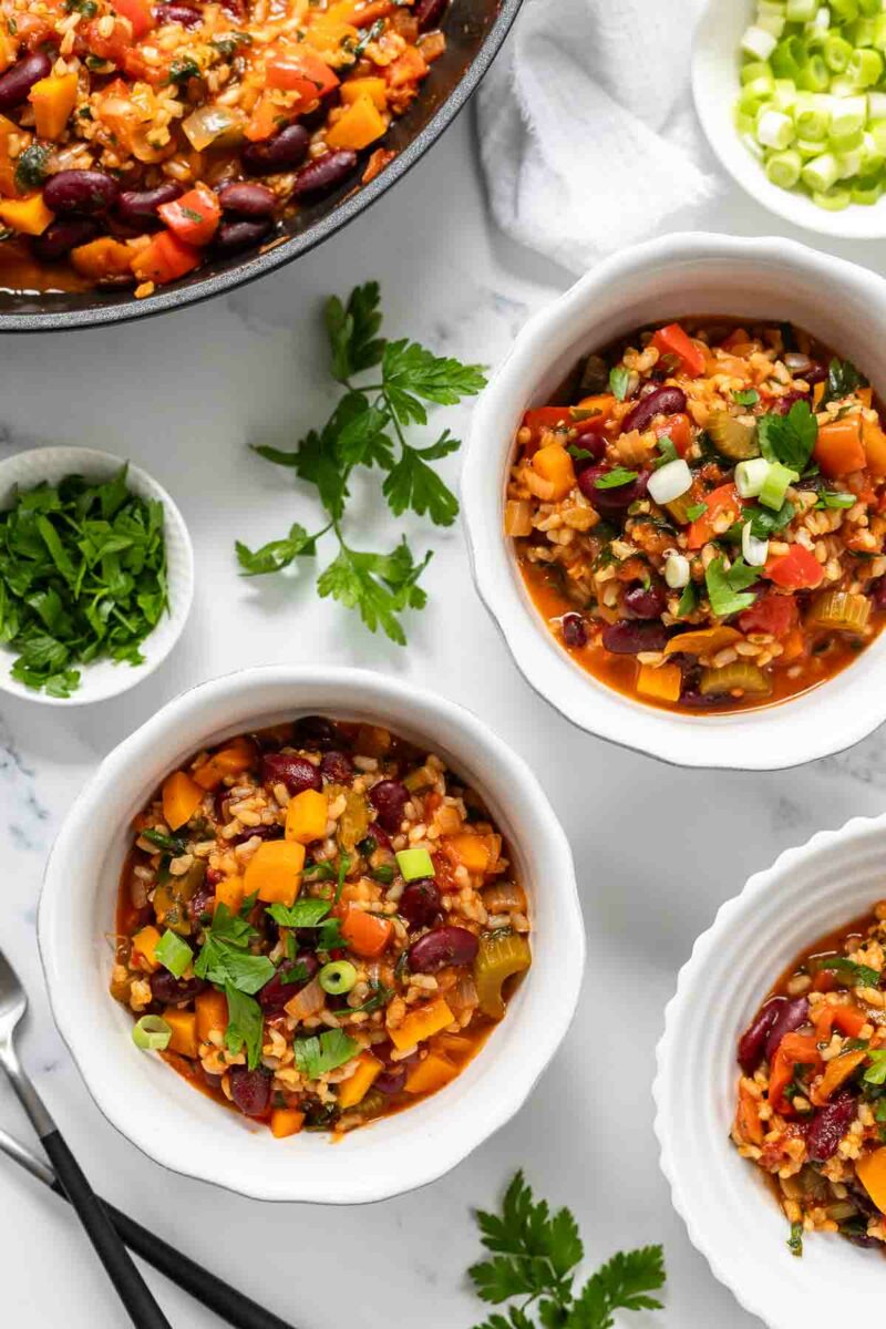 traditionelles kreolisches Gemüse Jambalaya (Reiseintopf) mit Kidney Bohnen serviert
