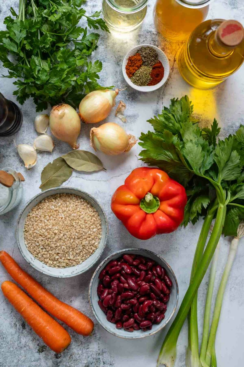 Zutaten für Reisgericht; Bohnen, Tomate, Zwiebeln, Karotte, Sellerie, rote Paprika, Lauchzwiebeln, Knoblauch, Gewürze, Olivenöl, Kidney-Bohnen