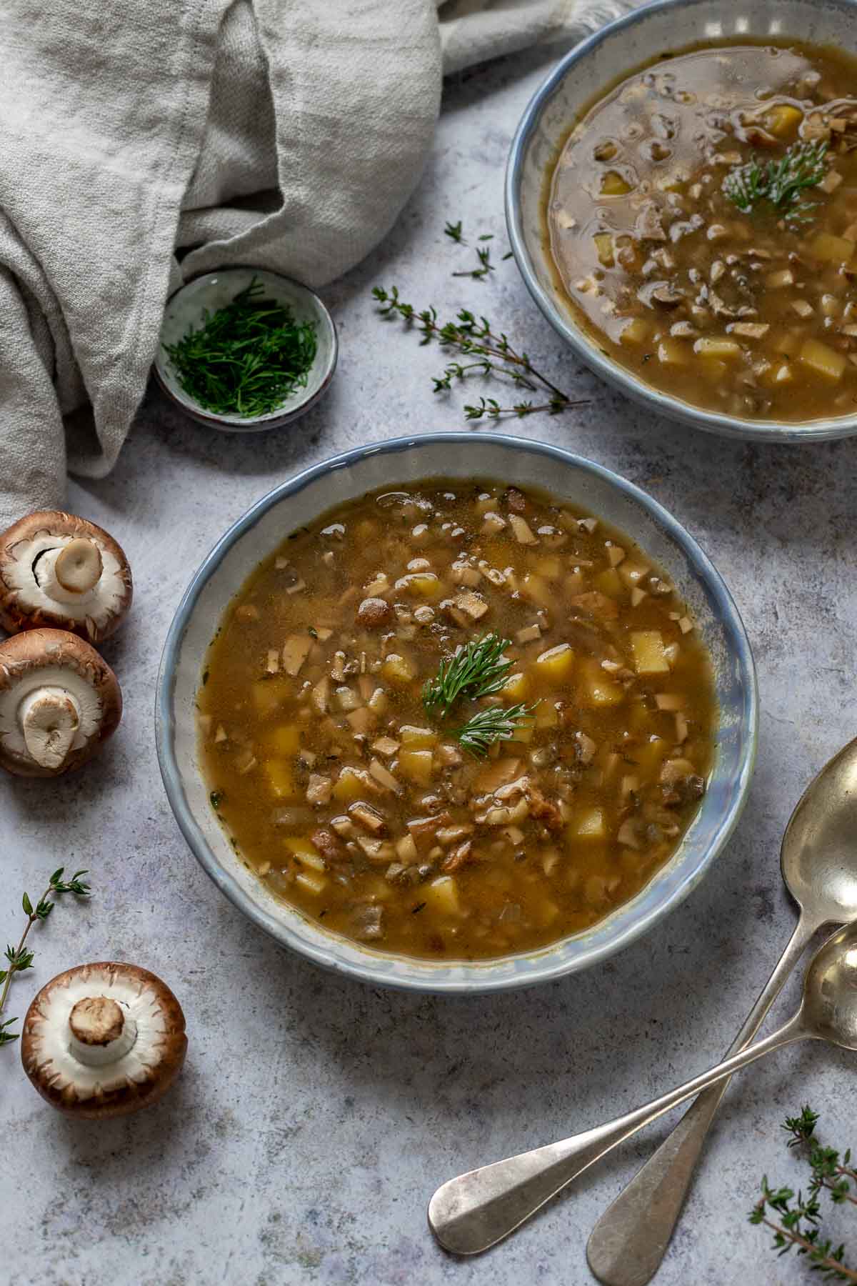 Klare Pilzsuppe mit Kartoffeln | Rezept | Elle Republic