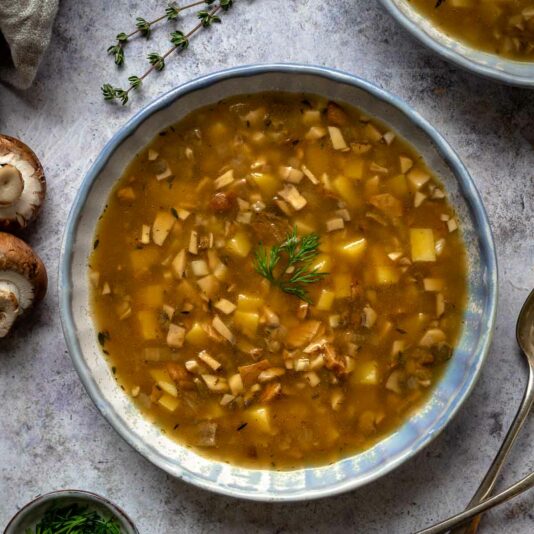 Klare Pilzsuppe mit Kartoffeln | Rezept | Elle Republic
