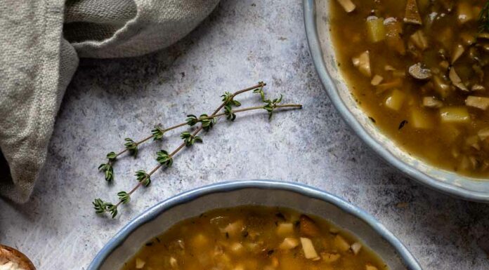 Klare Pilzsuppe