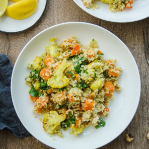 Veganes Rezept für Gerösteter Gemüsesalat mit Bulgur und Haselnüsse, Süßkartoffeln, Blumenkohl, Möhren