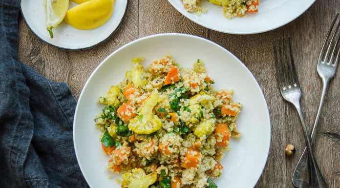 Veganes Rezept für Gerösteter Gemüsesalat mit Bulgur und Haselnüsse, Süßkartoffeln, Blumenkohl, Möhren