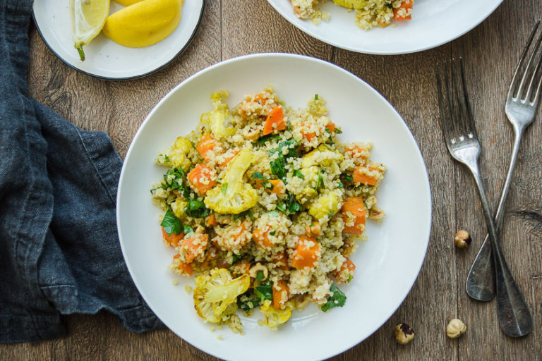 Veganes Rezept für Gerösteter Gemüsesalat mit Bulgur und Haselnüsse, Süßkartoffeln, Blumenkohl, Möhren