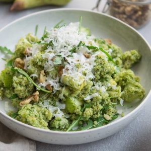 Quinoa Salat mit Pesto, Birne und Walnuss, vegetarische Rezept