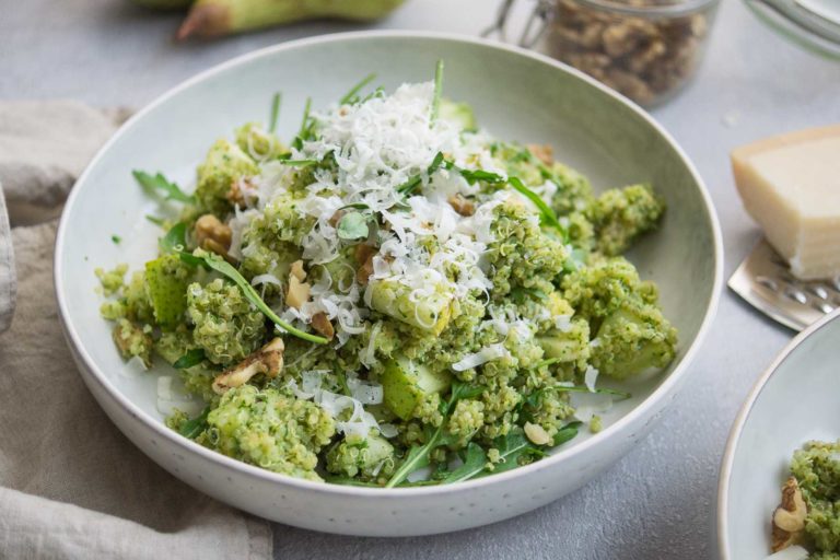 Quinoa Salat mit Pesto, Birne und Walnuss, vegetarische Rezept