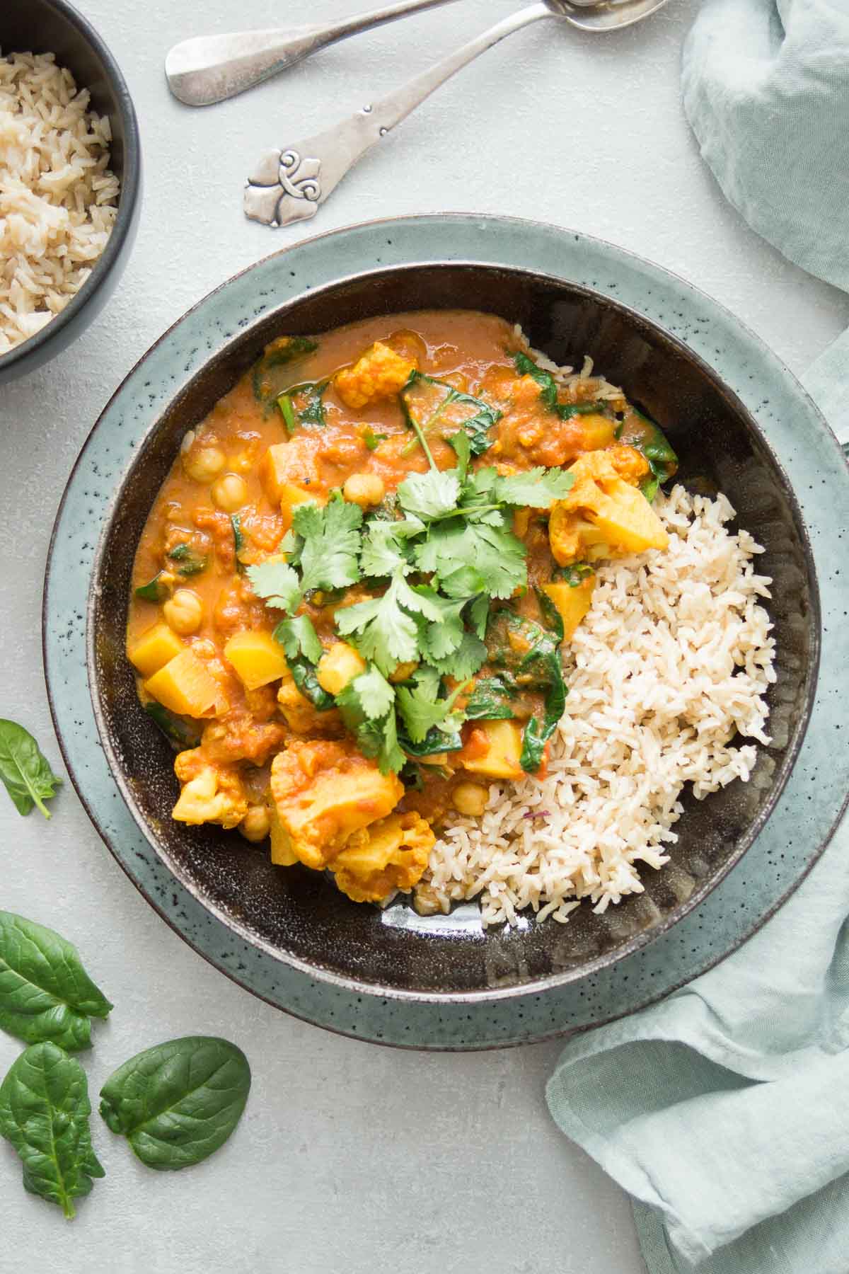 Vegane Rezept für Blumenkohl-Kartoffel-Curry mit Kichererbsen und Spinat,