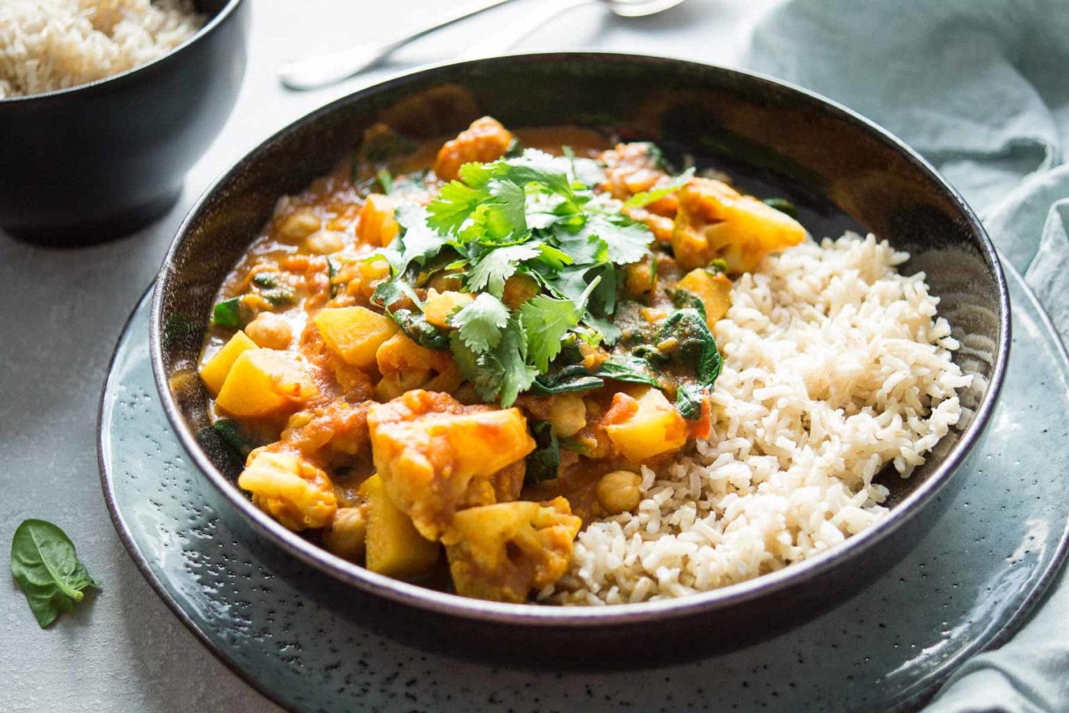 Blumenkohl-Kartoffel-Curry mit Spinat Rezept | Elle Republic