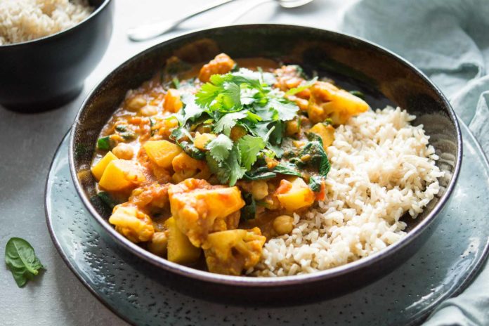 Blumenkohl-Kartoffel-Curry Rezept mit Kichererbsen und Spinat, vegan, vegetarisch, glutenfrei