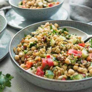 Rezept für Grünkernsalat griechischer Art mit Kichererbsen, Feta, Paprika, Gurke, Kräuter