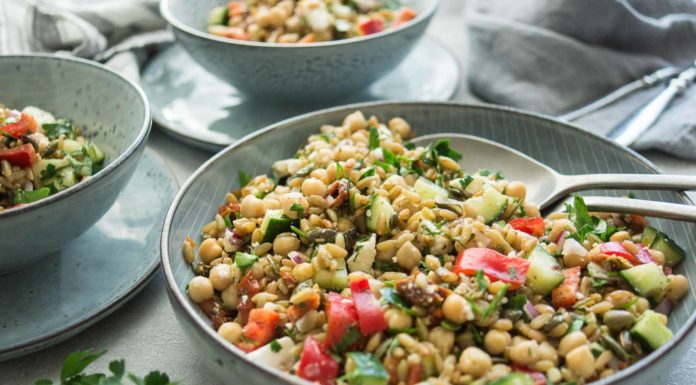 Rezept für Grünkernsalat griechischer Art mit Kichererbsen, Feta, Paprika, Gurke, Kräuter