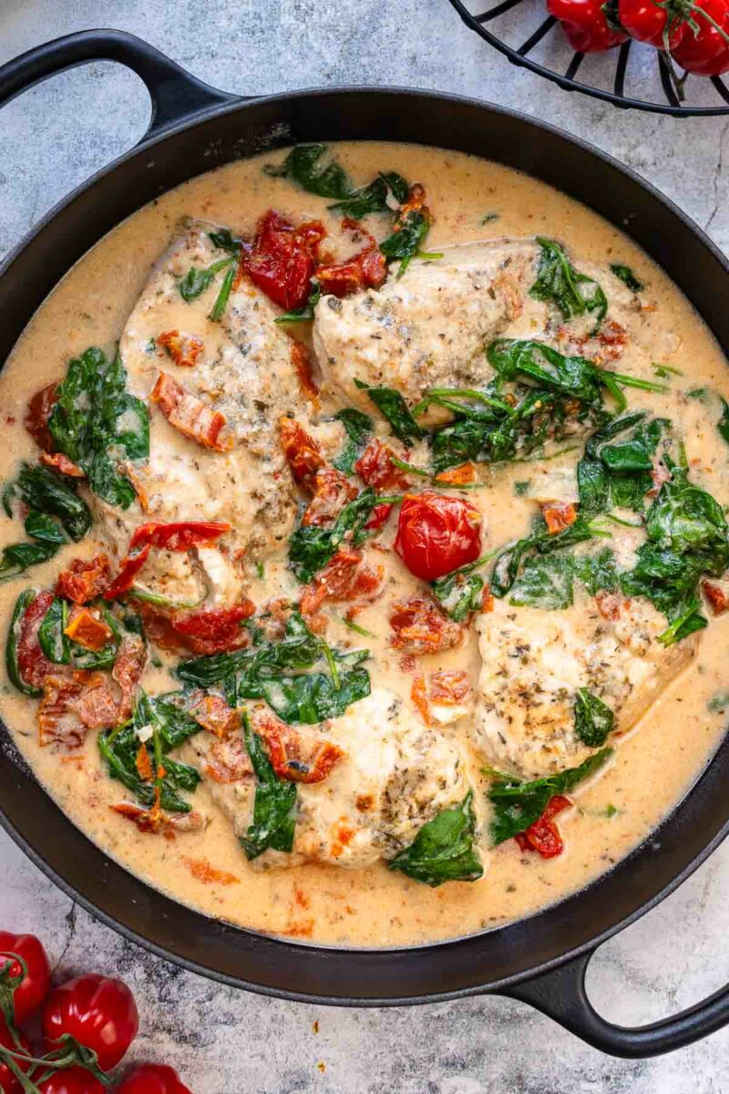 Hähnchenpfanne mit Kokosmilch, Tomaten und Spinat