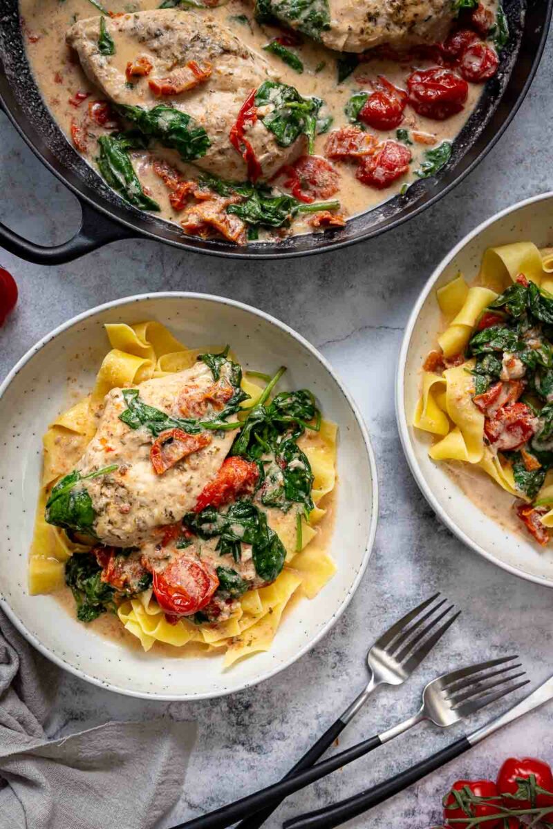 Hähnchenpfanne mit Kokosmilch, Tomaten und Spinat