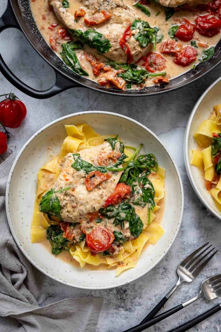 Hähnchenpfanne mit Kokosmilch, Tomaten und Spinat