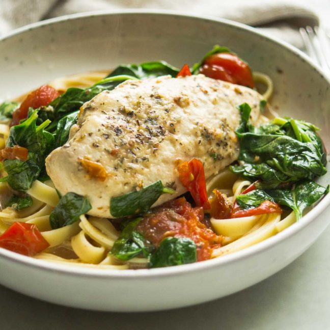 Hähnchenpfanne mit Kokos, Tomaten und Spinat