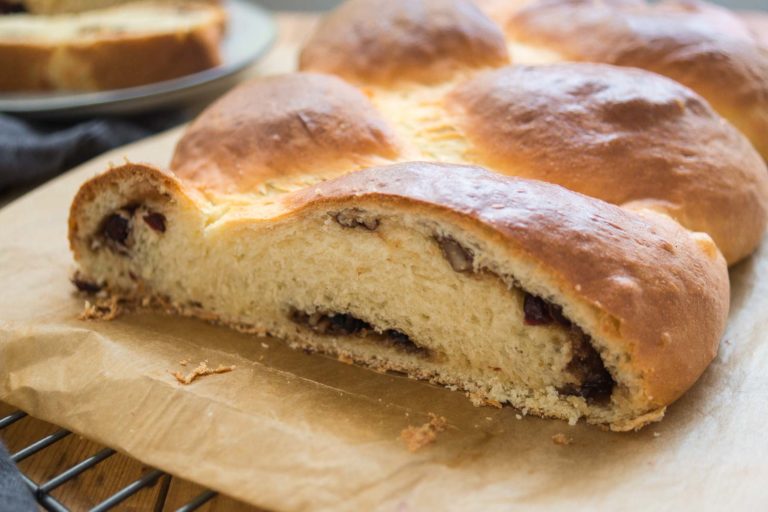 Omas Hefezopf (schwäbischer) mit Cranberries und Pekannüssen Rezept
