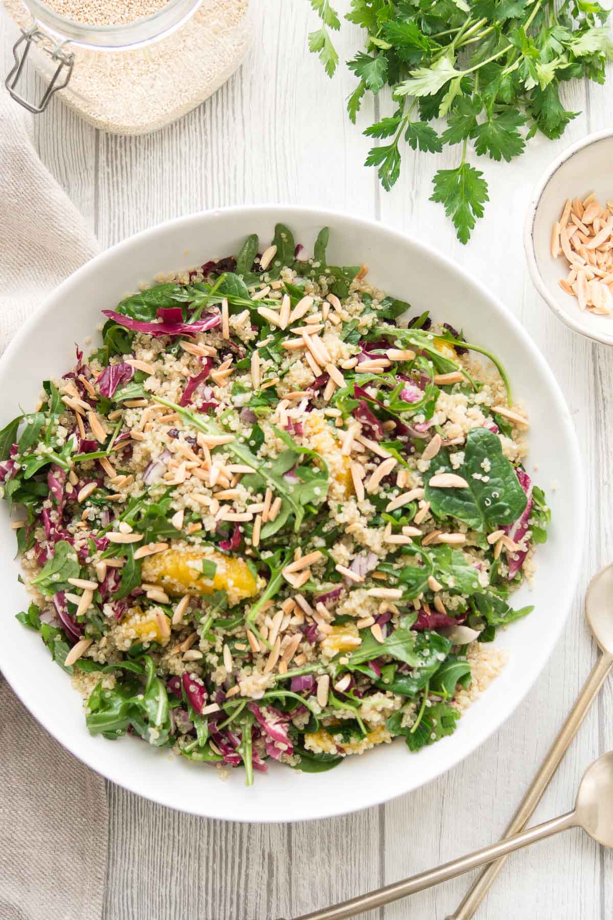 Quinoa-Salat mit Orange, Minze, Petersilie und Mandeln Rezept