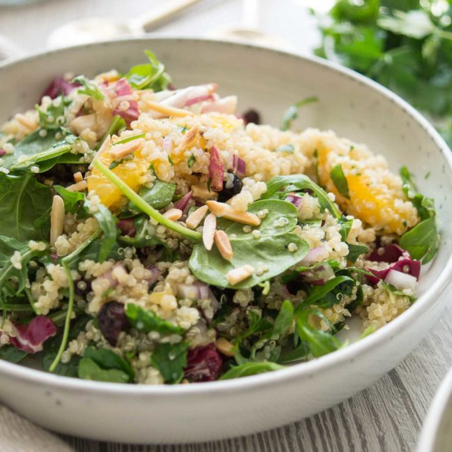 Quinoa-Salat mit Orange, Minze, Petersilie und Mandeln Rezept