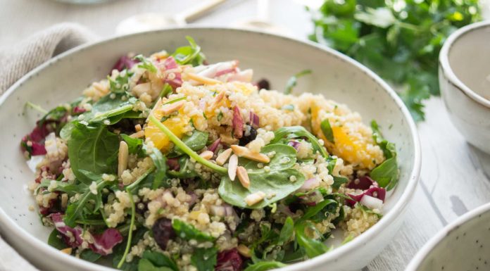 Quinoa-Salat mit Orange, Minze, Petersilie und Mandeln Rezept