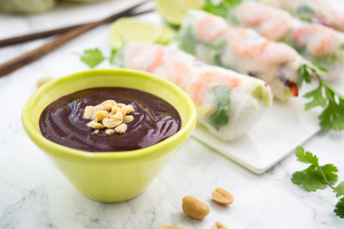 Hoisin-Erdnusssauce mit Erdnussbutter Rezept und Thai Sommerrolls
