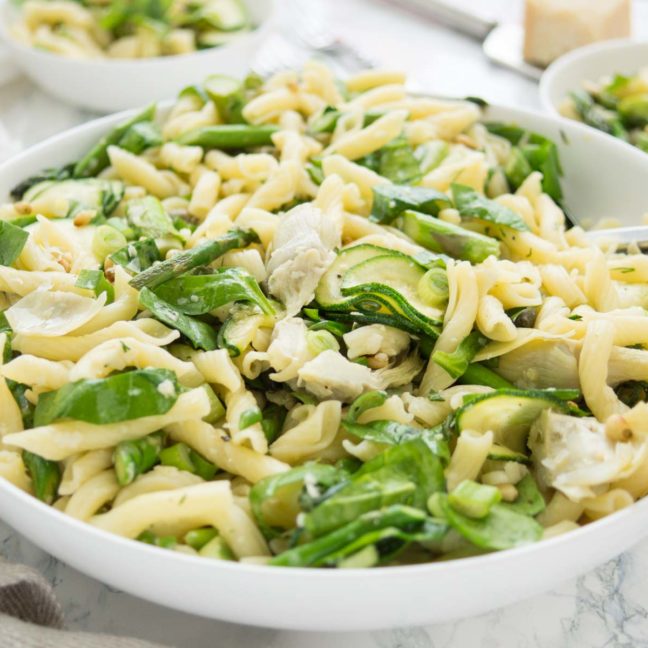 Frühlings-Nudelsalat mit Spargel, Zucchini, Artischockenherzen, Kapern, Spinat Rezept