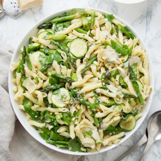Frühlings-Nudelsalat mit Spargel, Zucchini, Artischockenherzen, Kapern, Spinat Rezept