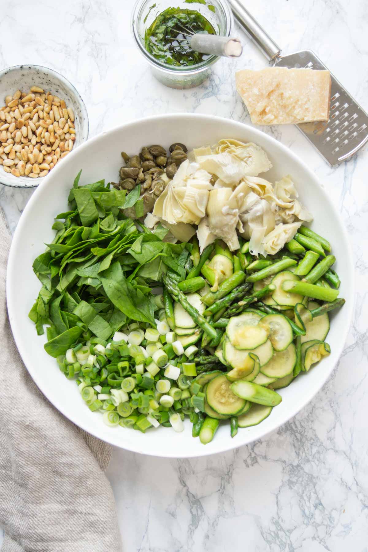 Frühlings-Nudelsalat mit Spargel, Zucchini, Artischockenherzen, Kapern, Spinat Rezept