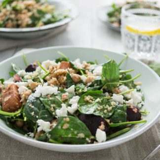 Spinatsalat mit gerösteter Rote Bete, Kichererbsen und Feta