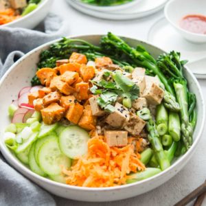 Vegane Poke Bowl mit Bimi, Spargel, Süßkartoffeln, Tofu, Regulatpro® Glukoaktiv