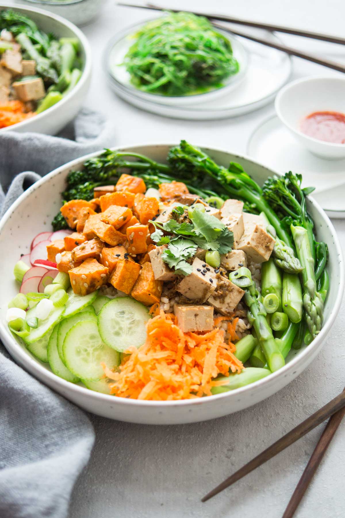 Vegane Poke Bowl mit Bimi, Spargel, Süßkartoffeln, Tofu, Rezept