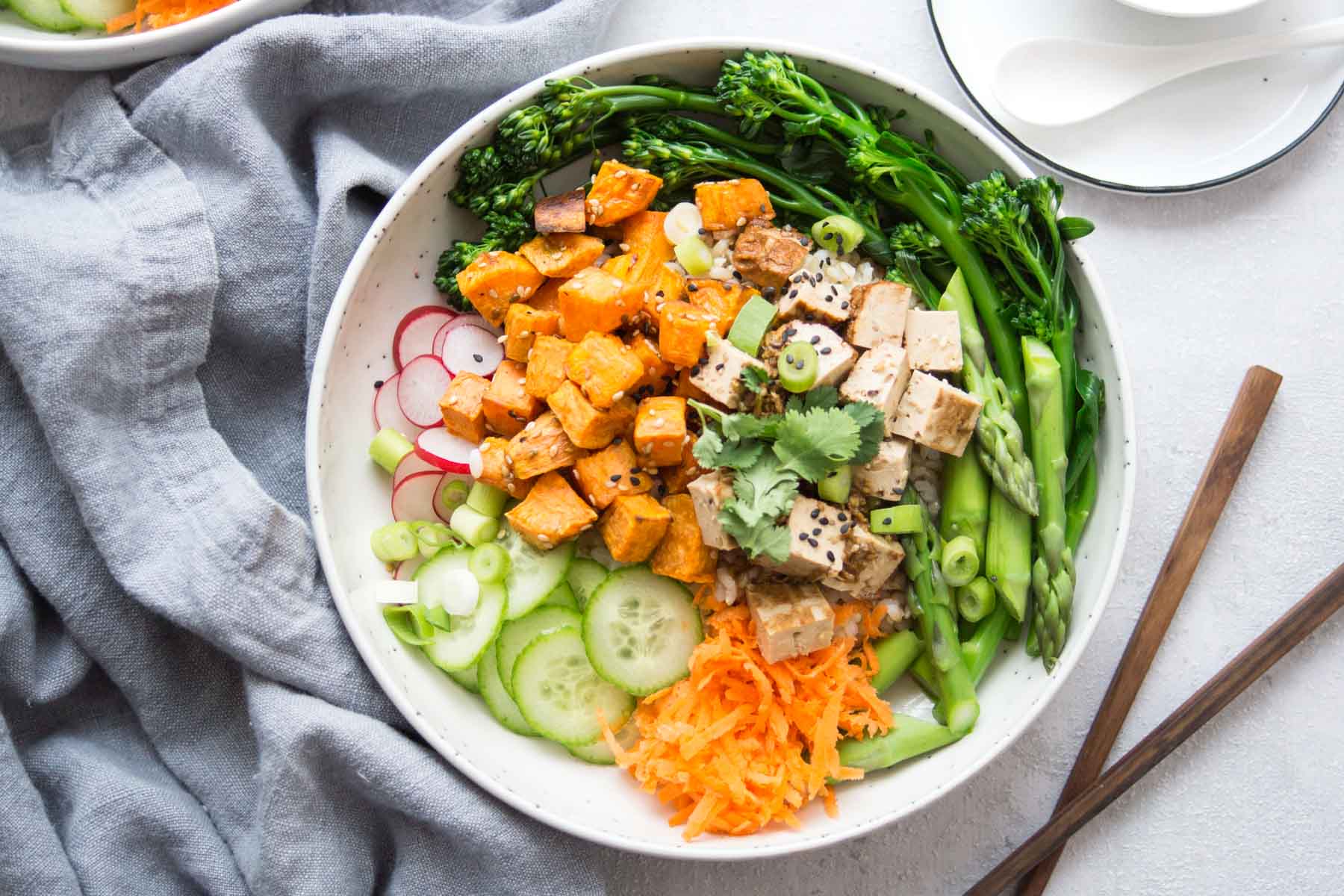 Vegane Poke Bowl mit Bimi, Spargel, Süßkartoffeln, Tofu, Regulatpro® Glukoaktiv