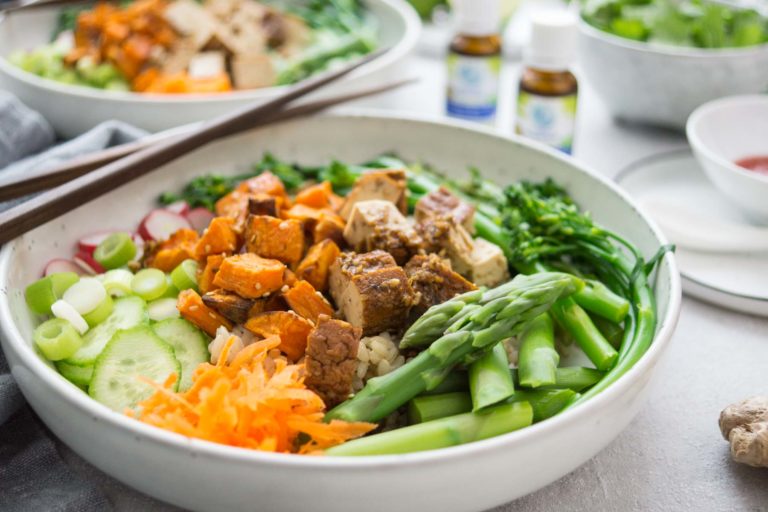 Vegane Poke Bowl mit Bimi, Spargel, Süßkartoffeln, Tofu, Regulatpro® Glukoaktiv