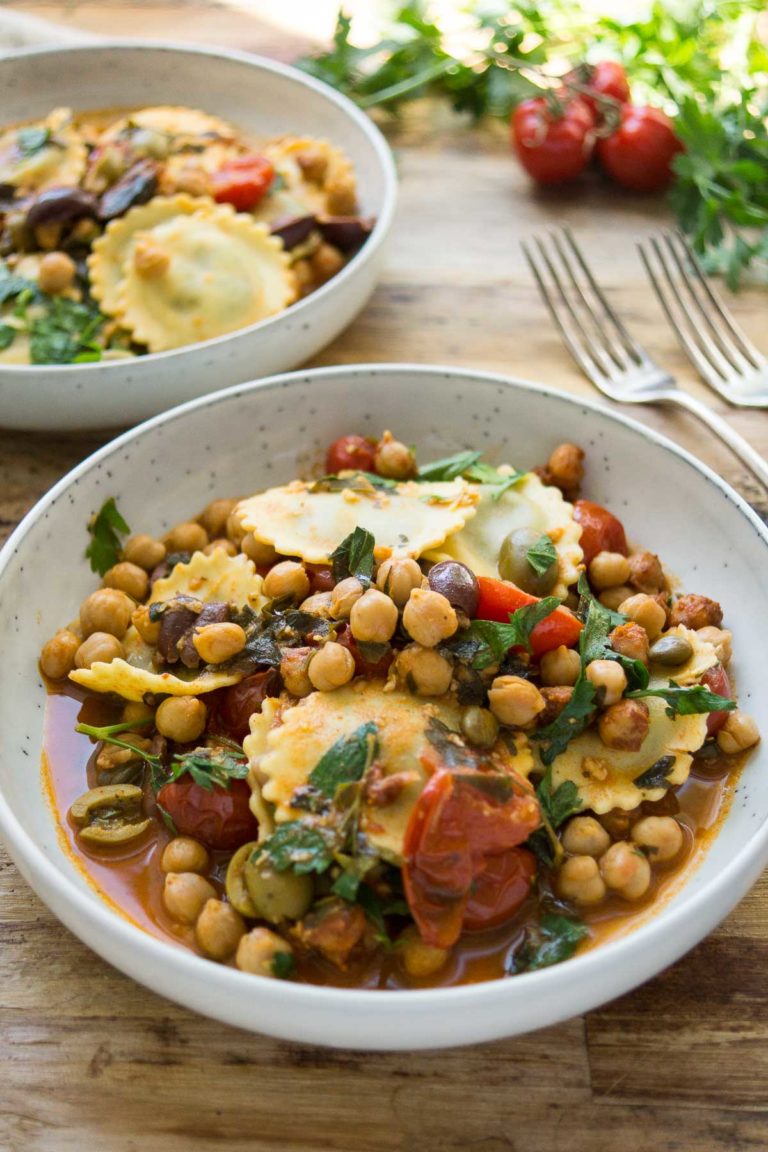 Mediterrane Raviolo (Ravioli Pasta) mit Kichererbsen, Oliven, Kapern, Kräuter, Rezept