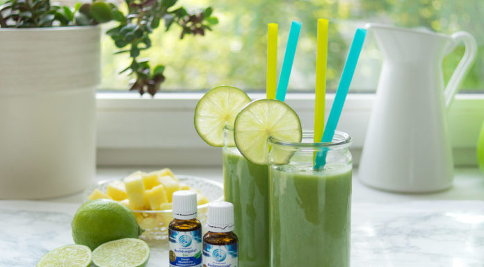 Energy-Smoothie mit Ananas, Limetten, Spinat, Fenchel, Kokoswasser und Rechtsregulat-Bio