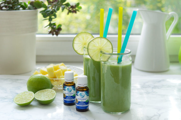 Energy-Smoothie mit Ananas, Limetten, Spinat, Fenchel, Kokoswasser und Rechtsregulat-Bio