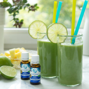 Energy-Smoothie mit Ananas, Limetten, Spinat, Fenchel, Kokoswasser und Rechtsregulat-Bio