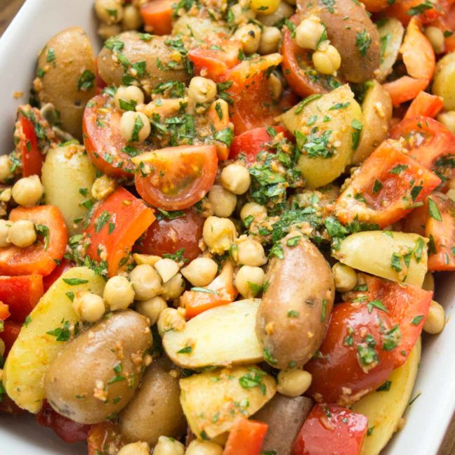 würziges Kartoffel-Tajine mit Kichererbsen, Tomaten, roter Paprika und Petersilie Rezept