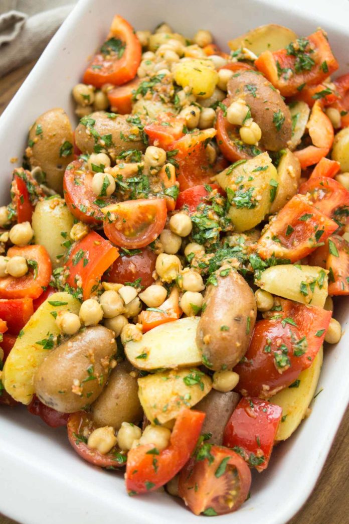 würziges Kartoffel-Tajine mit Kichererbsen, Tomaten, roter Paprika und Petersilie Rezept