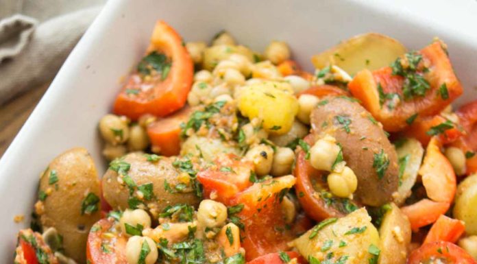 würziges Kartoffel-Tajine mit Kichererbsen, Tomaten, roter Paprika und Petersilie Rezept