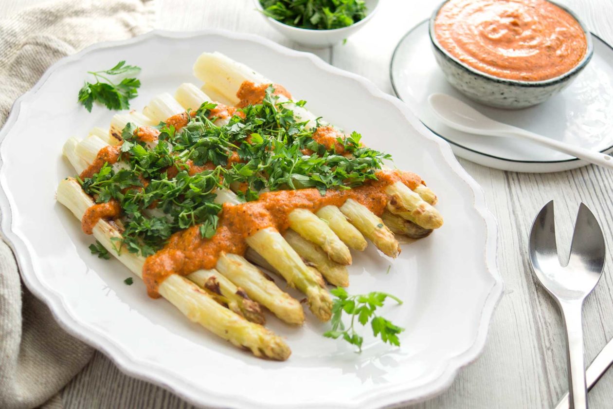 Gerösteter Spargel mit RomescoSauce Rezept Elle Republic