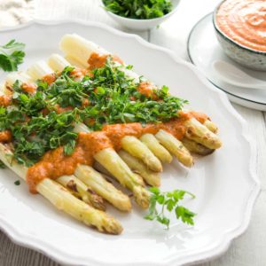 Gerösteter Spargel mit Romesco-Sauce und Petersilie Rezept